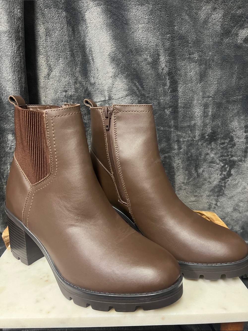 Verney Naturalizer waterproof Leather Lug Sole Bootie Chocolate color size 7.5M